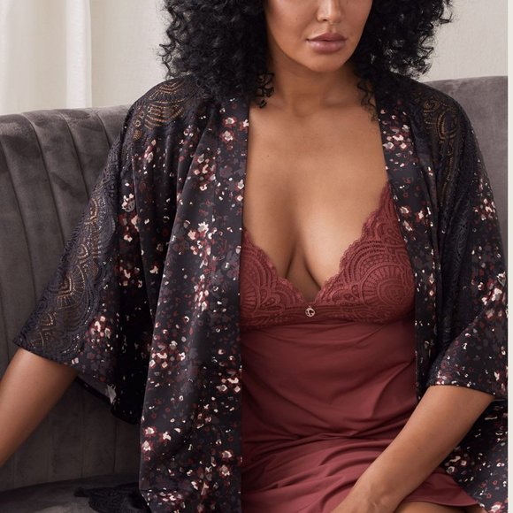 Ashley Graham - Printed Satin Floral Kimono with Lace Insert - Picture 1 of 15